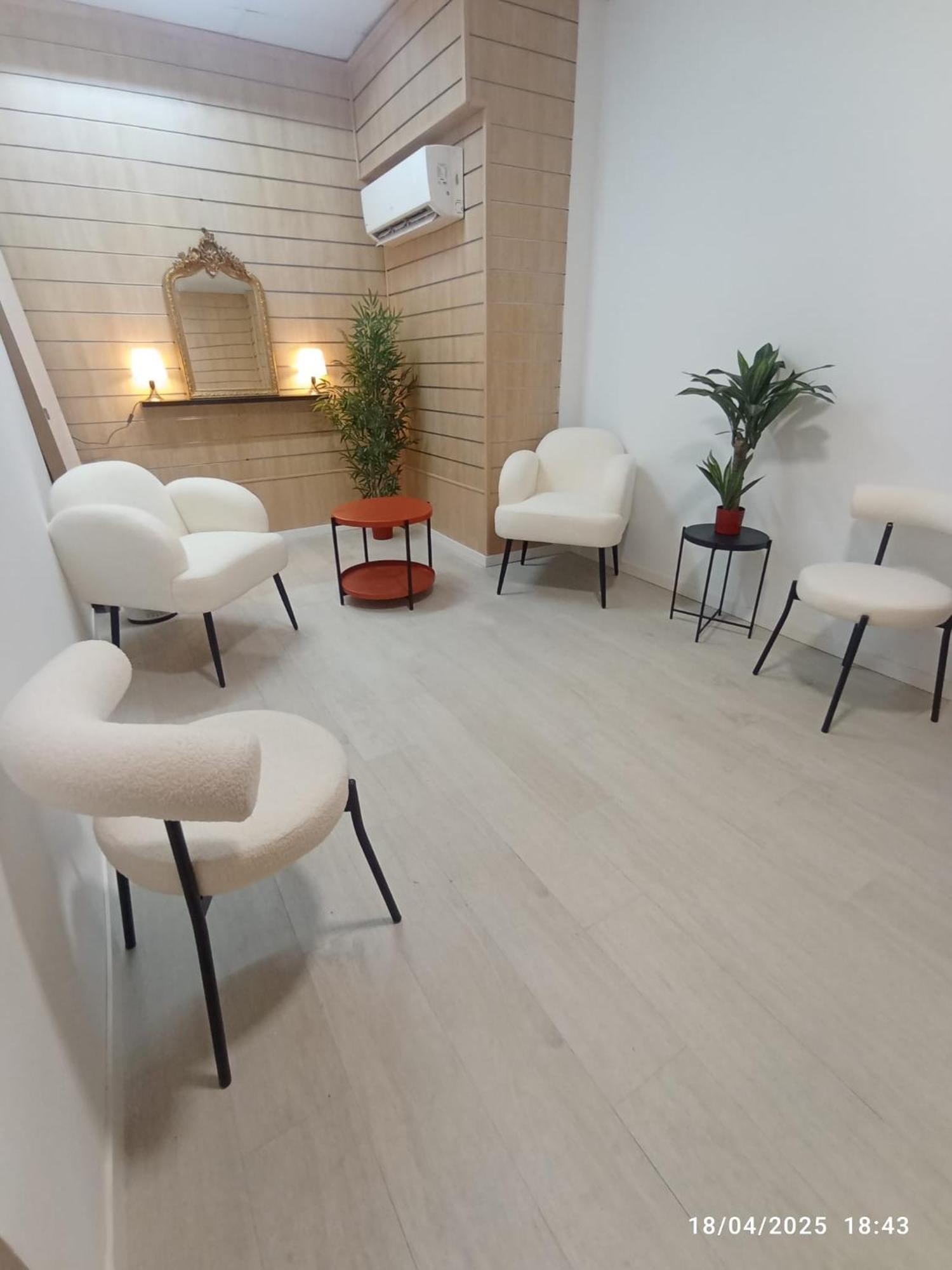 Alexa Host Hostal